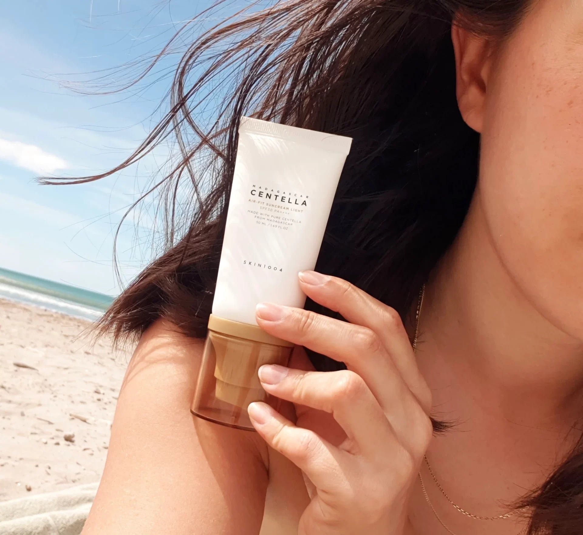 Skin1004 - Protector Solar Ligero con Centella de Madagascar – Air-Fit Suncream Light SPF50+ PA++++ (50ml) www.sallunabeauty.com
