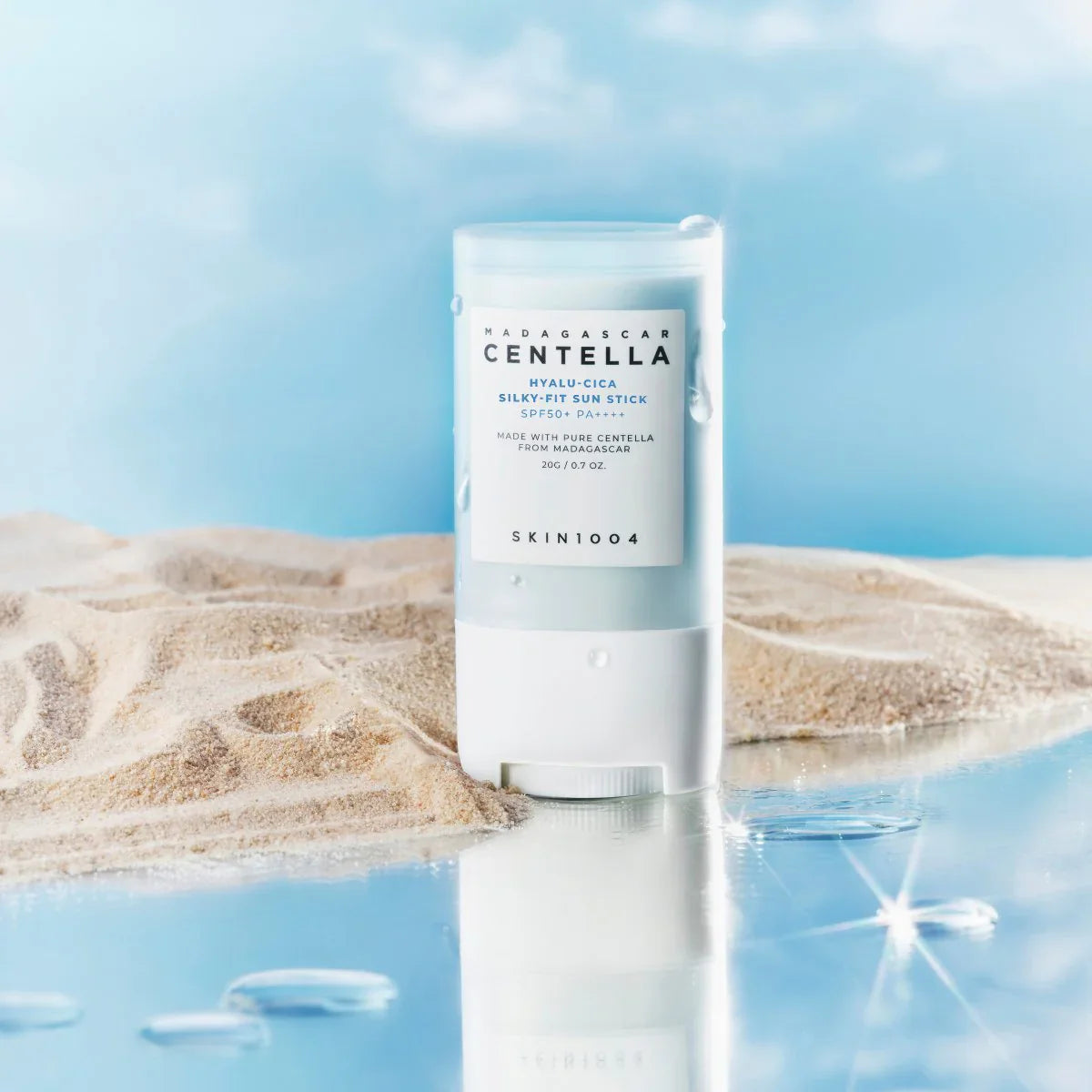SKIN1004 Madagascar Centella Hyalu-Cica Silky-Fit Sun Stick SPF50+ PA++++ – Protector Solar en Barra con Centella Asiática y Ácido Hialurónico (20g) www.sallunabeauty.com