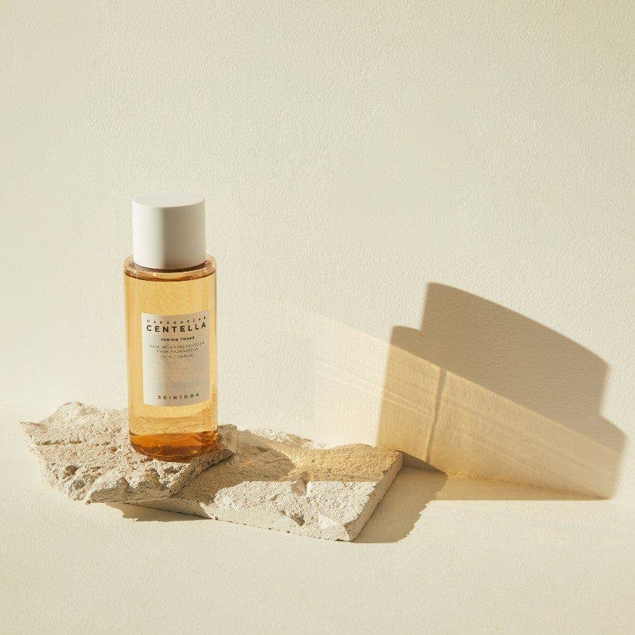 SKIN1004 Madagascar Centella Tónico Facial Tonificante e Hidratante, Calma la Piel y Ayuda a Reforzar la Barrera Cutánea, Textura Ligera y Refrescante de Rápida Absorción, Mejora la Suavidad y Equilibrio de la Piel, Ideal para Piel Sensible, Uso Diario www.sallunabeauty.com
