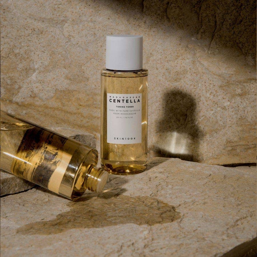 SKIN1004 Madagascar Centella Tónico Facial Tonificante e Hidratante, Calma la Piel y Ayuda a Reforzar la Barrera Cutánea, Textura Ligera y Refrescante de Rápida Absorción, Mejora la Suavidad y Equilibrio de la Piel, Ideal para Piel Sensible, Uso Diario www.sallunabeauty.com