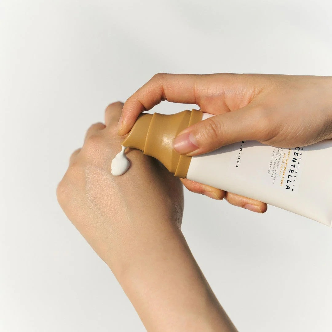 Skin1004 - Protector Solar Ligero con Centella de Madagascar – Air-Fit Suncream Light SPF50+ PA++++ (50ml) www.sallunabeauty.com