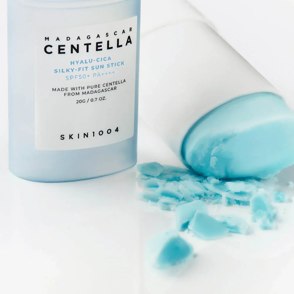SKIN1004 Madagascar Centella Hyalu-Cica Silky-Fit Sun Stick SPF50+ PA++++ – Protector Solar en Barra con Centella Asiática y Ácido Hialurónico (20g) www.sallunabeauty.com
