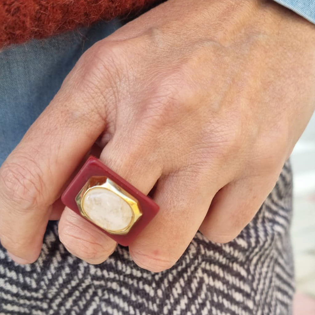 Anillo grande burdeos con cuarzo rosa