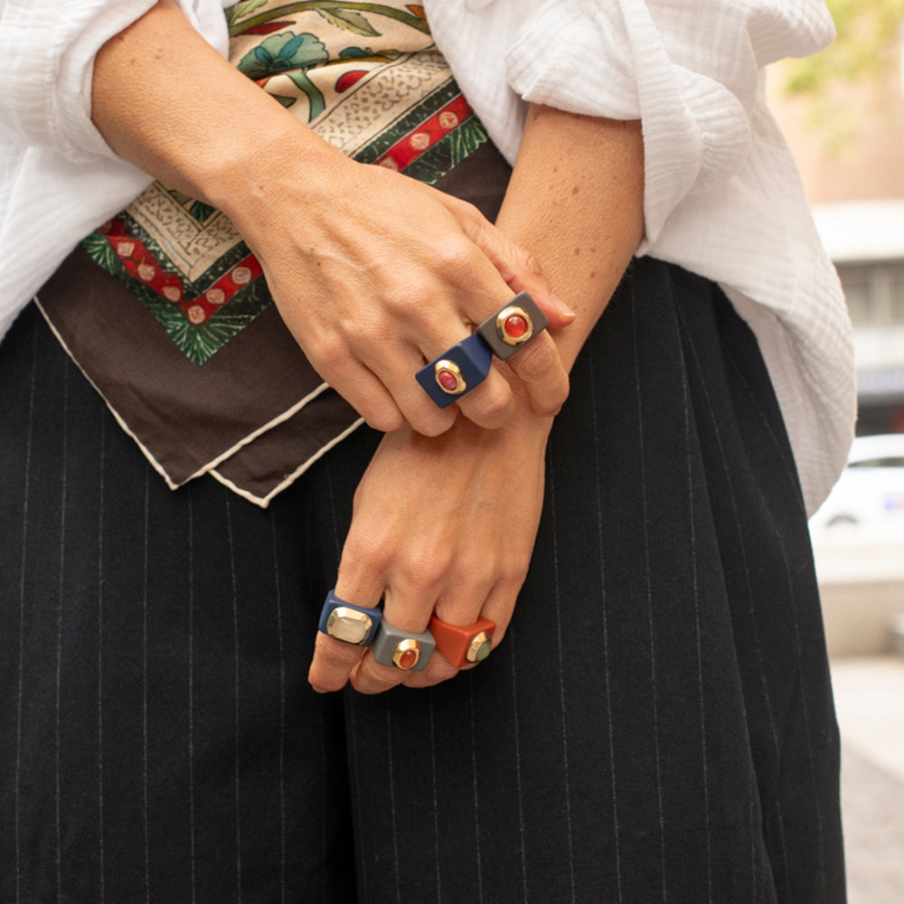 Anillo mujer azul marino con cuarzo rosa
