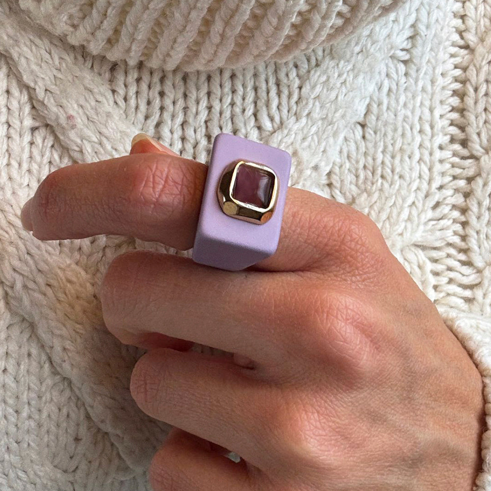 Anillo mujer color lavanda con selenita