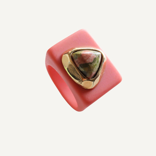 Anillo para mujer color rosa chicle con unakita ÉMOLO®