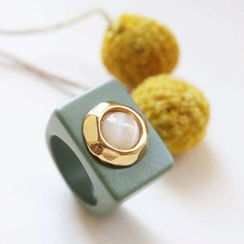 Anillo verde sage con piedra natural Ojo de Gato ÉMOLO®