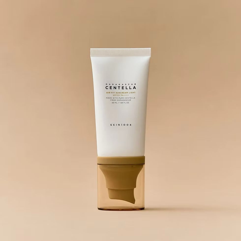 Skin1004 - Protector Solar Ligero con Centella de Madagascar – Air-Fit Suncream Light SPF50+ PA++++ (50ml) www.sallunabeauty.com