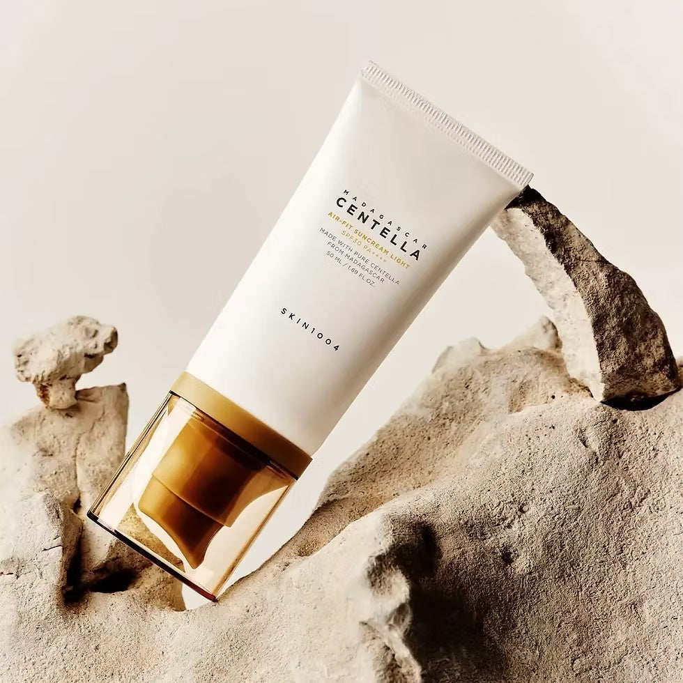 Skin1004 - Protector Solar Ligero con Centella de Madagascar – Air-Fit Suncream Light SPF50+ PA++++ (50ml) www.sallunabeauty.com