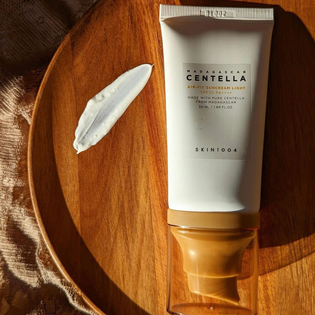 Skin1004 - Protector Solar Ligero con Centella de Madagascar – Air-Fit Suncream Light SPF50+ PA++++ (50ml) www.sallunabeauty.com